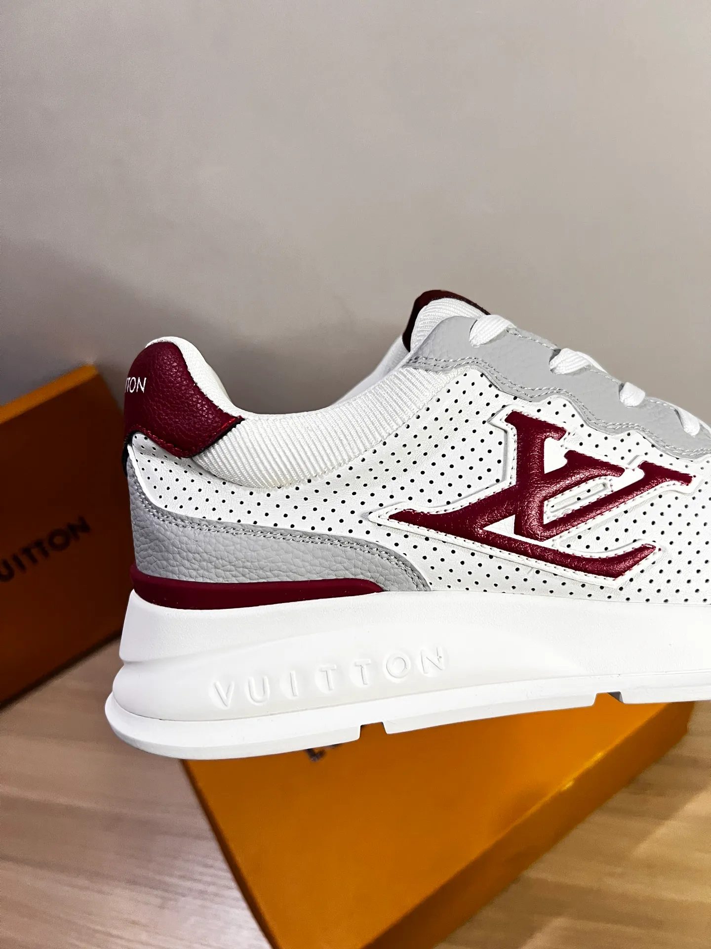 Factory price: 438💰LV men's classic casual sneakers. This sneaker is made of soft cow leather and has a classic logo. The classic logo shapes the elegant upper. The thick yet lightweight rubber outsole is embossed with the Louis Vuitton logo. The padded insole and technical lining once again upgrade the comfort experience. The calfskin lining imported from Italy is high-end and comfortable, and the original outsole is light and wear-resistant! Purely handmade, details determine quality! Size: 38-45, customized 45